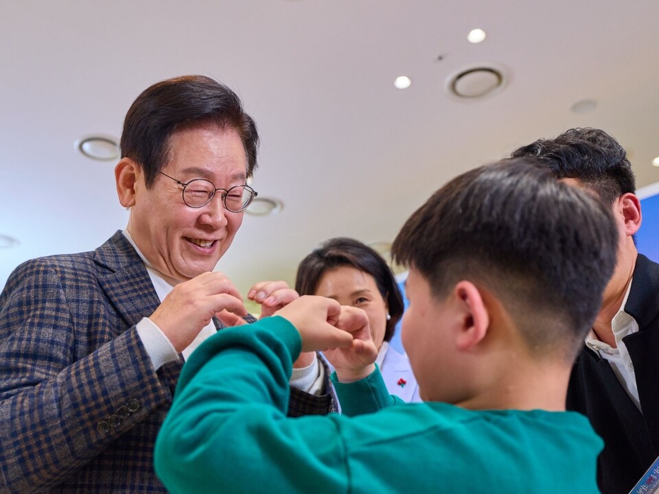 이재명 대통령이 성탄절을 맞아 국민에게 성탄절 메시지를 전했다. 사진은 전날 이재명 대통령과 김혜경 여사가 신촌세브란스 연세암병원 중입자 치료센터에서 '희귀질환 환우와 가족'들을 만나고 있다. (사진제공=대통령실)
