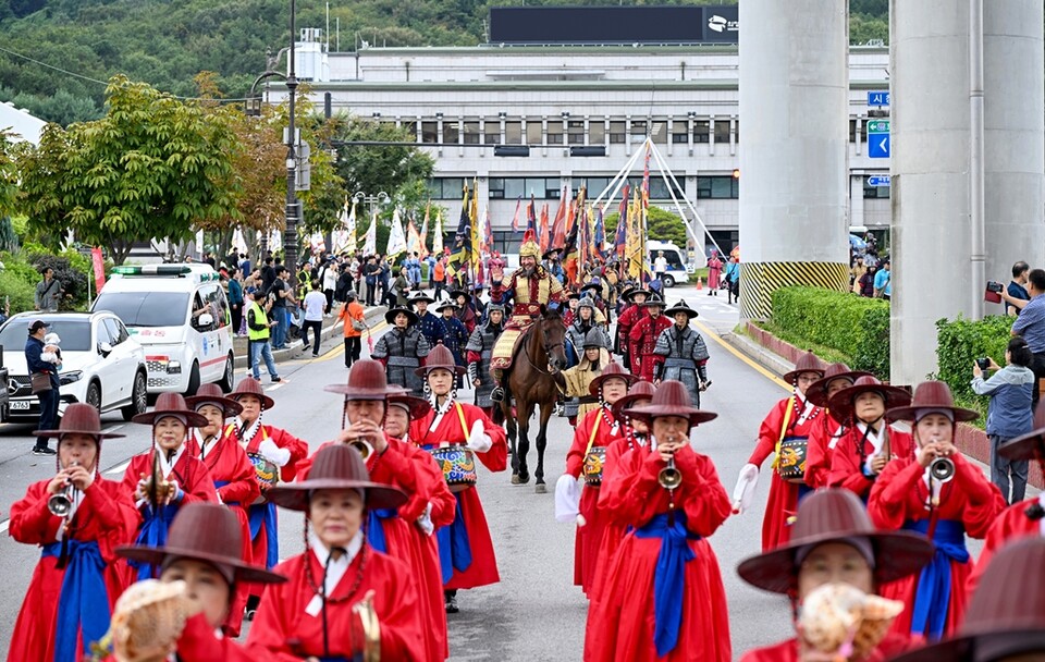 의정부시가 2025년 한 해 동안 추진한 주요 정책과 변화를 정리하고, 도시의 흐름을 시민과 함께 공유하고자 ‘2025년 10대 뉴스’를 선정했다. 사진은 회룡문화제 왕실행차. (사진제공=의정부시)