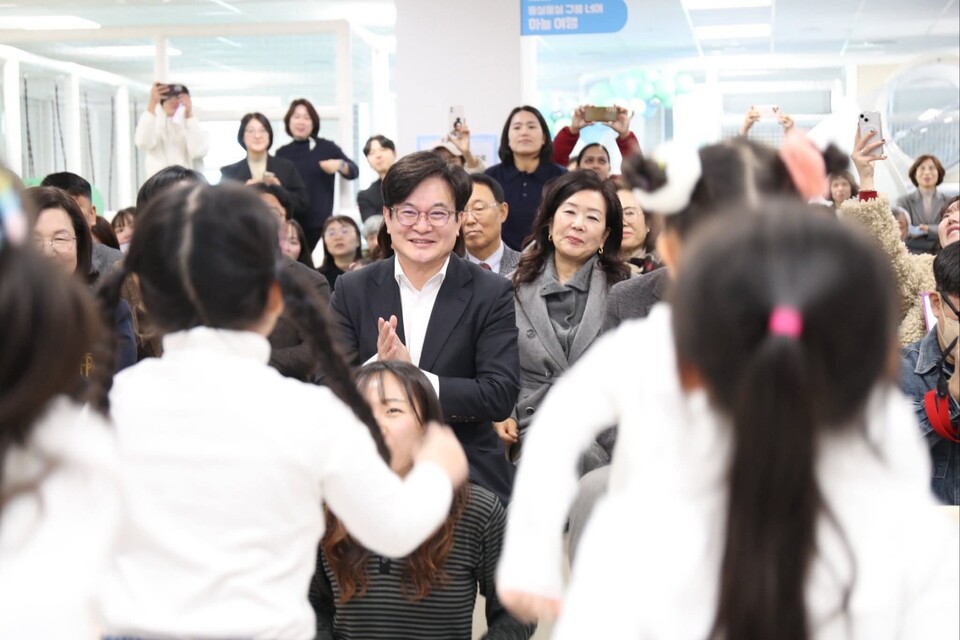 김병수 김포시장이 26일 오후 육아종합지원센터 통진분소 개소식에 참석해 아이들의 공연을 지켜보며 박수를 보내고 있다. (사진=김병수 김포시장 페이스북)