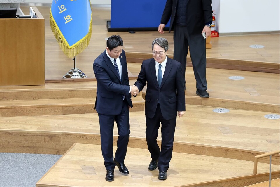2026년도 경기도 예산안이 본회의를 통과한 직후, 김진경 경기도의회 의장(사진 왼쪽)과 김동연 경기도지사가 본회의장에서 악수를 나누고 있다. (사진=김동연 경기지사 페이스북)