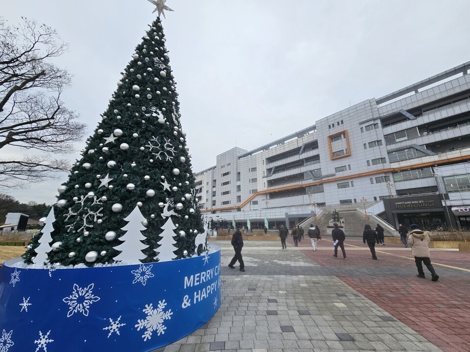 주말인 27일 오전 11시53분께 과천 렛츠런파크를 찾은 시민들이 광장에 설치된 대형 트리를 지나고 있다. (사진=김상현 기자)