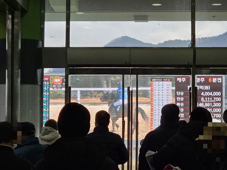 제주 경기가 시작되기전 경기를 기다리는 사람들. (사진=김광섭 기자)