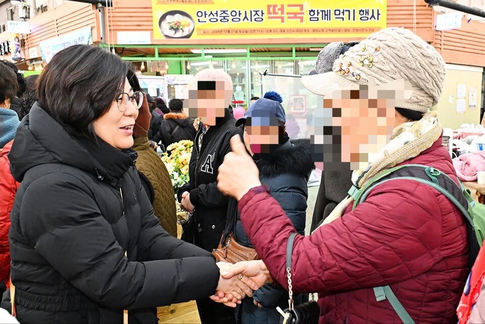 27일 안성중앙시장에서 열린 떡국 나눔 행사 현장에서 김보라 안성시장이 시민과 인사를 나누는 가운데, 한 상인이 “최고예요”라며 엄지손가락을 치켜세우고 있다. (사진=김보라 안성시장 페이스북)