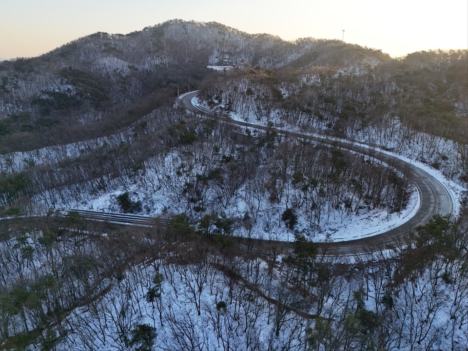 28일 토요일 수도권(서울·경기·인천) 지역은 어제에 이어 맹추위가 계속돼 많이 춥겠다. 하늘은 대체로 맑겠으나 경기남부지역은 가끔 구름 많겠다. 새벽 경기남부에는 1㎝ 내외의 눈 날림이 있겠다. 서해5도는 대체로 흐릴 것으로 예상된다. 27일 10시30분을 기해 동두천과 연천, 포천, 가평, 양주, 파주, 양평에 한파주의보가 발효된 상태다. (사진=김광섭 기자)