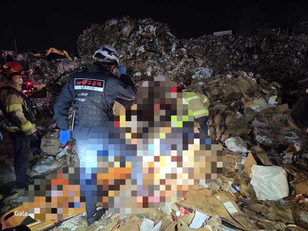안산시 단원구의 한 종이상자 제조 공장에서 작업 중이던 60대 작업자가 폐지 더미에 매몰돼 숨지는 사고가 발생했다. (사진제공=경기도소방재난본부)