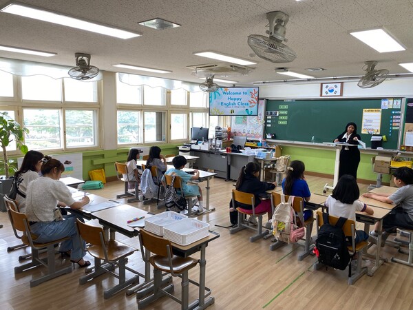 도서지역 교육 여건 개선을 위해 한국남동발전 영흥발전본부가 영흥초등학교에 학습 프로그램과 동아리 활동 강사비를 지원하며 지역 아이들의 배움 기회를 넓혔다. 사진은 선택형 교육프로그램 영어회화. (사진제공=영흥발전본부)