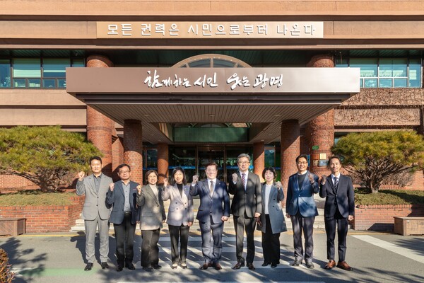 박승원 시장(사진 가운데)이 정순욱 부시장(사진 오른쪽 네 번째), 실국장들과 '모든 권력은 시민으로부터 나온다'는 문구가 새겨진 시청 본관 앞에서 기념사진을 촬영하고 있다. (사진제공=광명시)