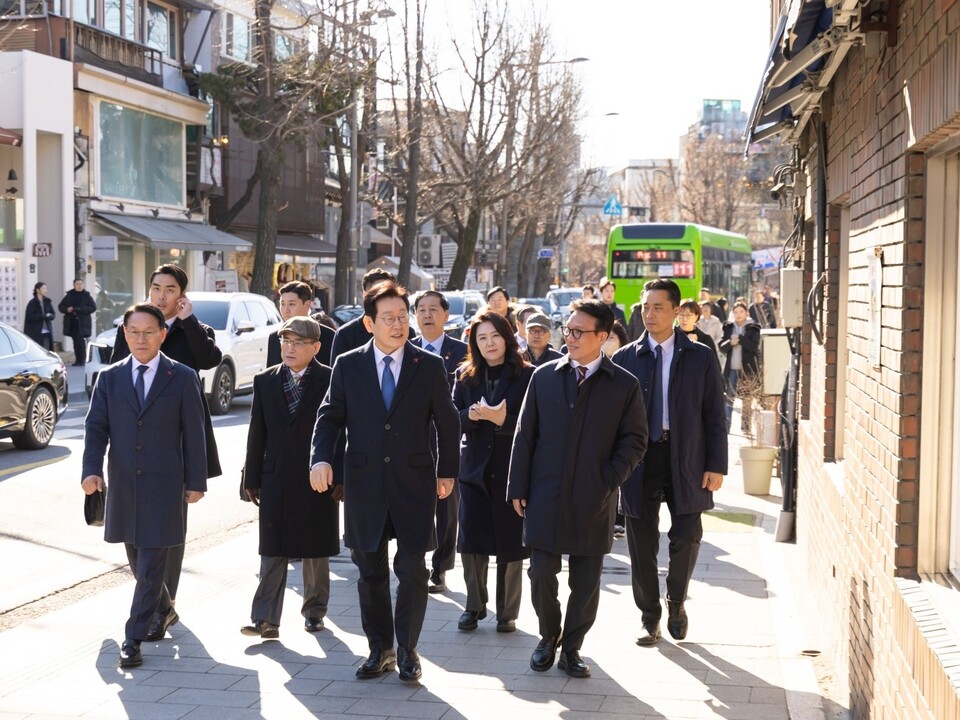 이재명 대통령이 30일 국무회의를 마친 뒤 청와대 인근 삼청동 일대를 도보로 이동하며 참모들과 깜짝 오찬을 했다. (사진제공=청와대)
