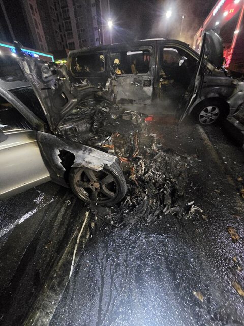 31일 오전 6시16분께 광주시 탄벌동에서 운행 중이던 승용차에서 불이 나 소방당국에 의해 약 26분 만에 진화됐다. 이 사고로 인명 피해는 없었으나 차량과 시설물이 소실돼 재산 피해가 발생했다. (사진제공=경기도소방재난본부)