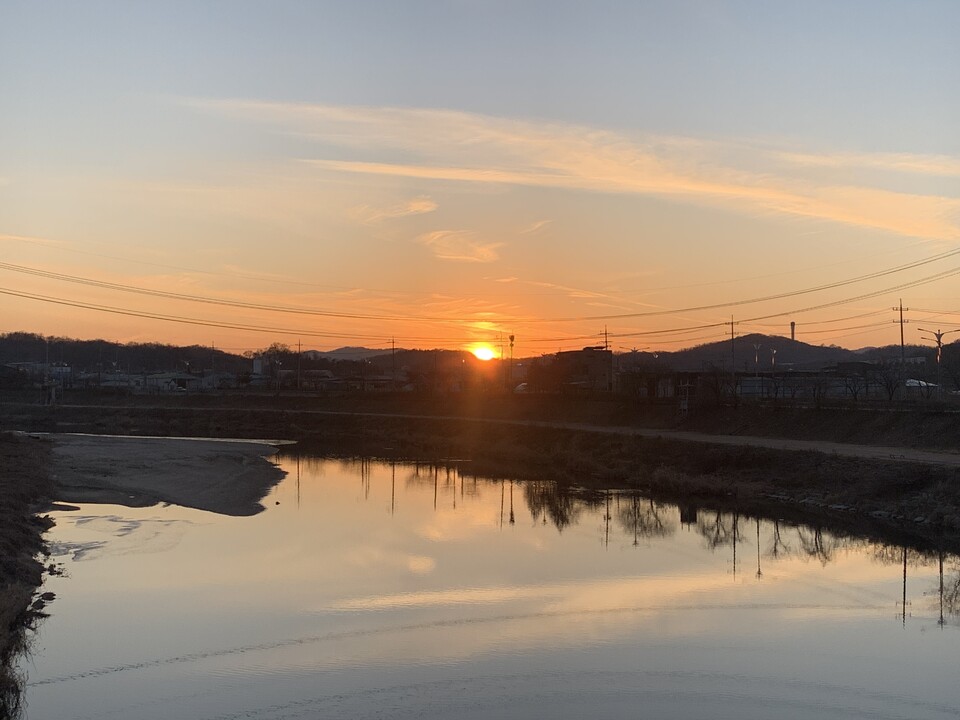 올해의 마지막 날인 31일 오후 5시15분께 동두천시 신천 모랫말교에서 바라본 해넘이 풍경이 한 해의 끝자락을 물들이고 있다. (사진=오기춘 기자)