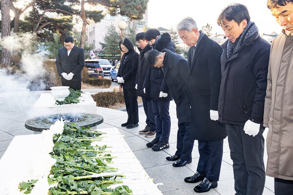 인천 계양구가 1일 2026년 병오년 새해 첫날 황어장터 3·1만세운동 기념탑을 찾아 참배하며 순국선열의 숭고한 뜻을 기리고 지역의 역사적 의미를 되새겼다. (사진제공=계양구)