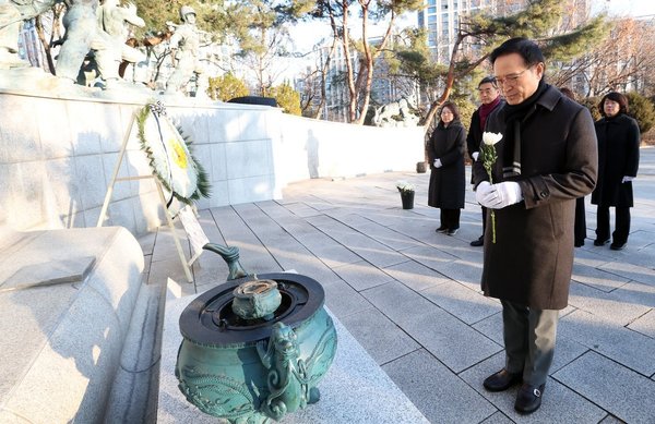 임태희 교육감, 안양시 현충탑 참배로 2026년 첫 공식 일정 시작 (경기도교육청 제공)