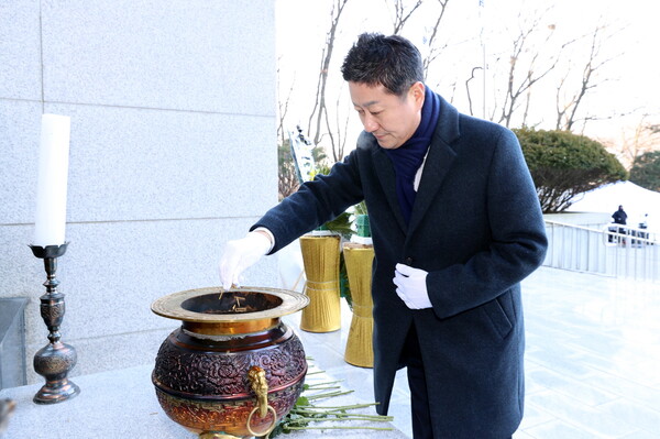 김진경 경기도의회 의장이 2일 ‘2026년 병오년(丙午年)’ 새해를 맞아 현충탑을 참배했다. (사진제공=경기도의회)