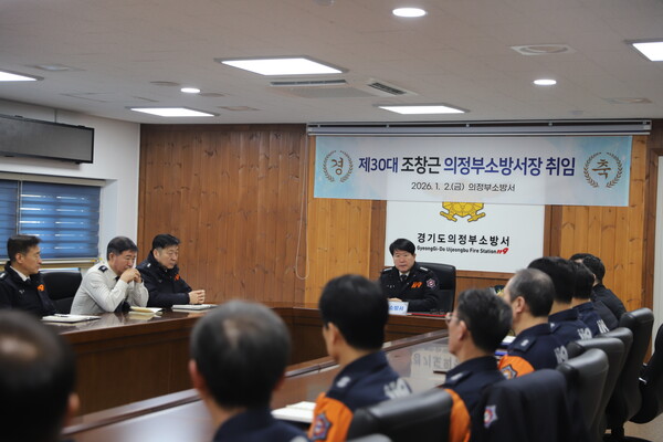 조창근 제30대 의정부소방서장이 1일 취임한 뒤 의정부제일시장을 찾아 현장 안전지도를 실시하며 공식 업무를 시작하고 있다. (사진제공=)
