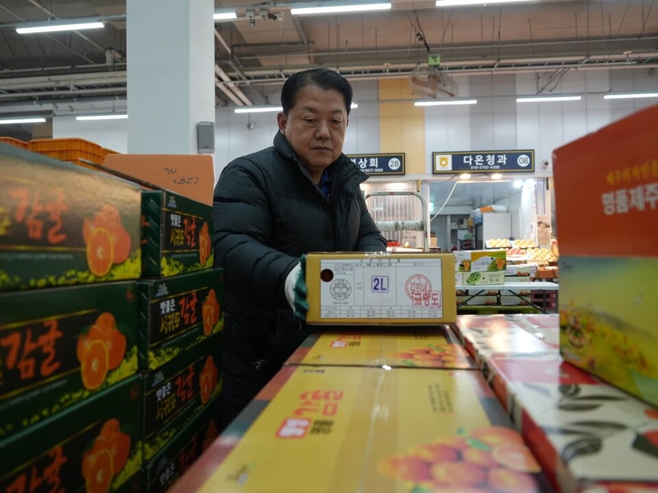 경기도지사 출마를 선언한 김병주 더불어민주당 국회의원(경기 남양주을)이 출마 선언 이후 첫 일정으로 수원농수산물도매시장을 찾았다. (사진=김변주 의원 페이스북)