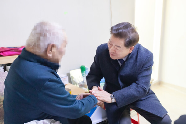 박승원 시장이 비닐하우스에서 거주하다 광명시의 주거 지원을 통해 한국토지주택공사(LH) 전세임대주택으로 거주지를 옮긴 주거취약 가정을 방문해 안부를 묻고 있다. (사진제공=광명시)