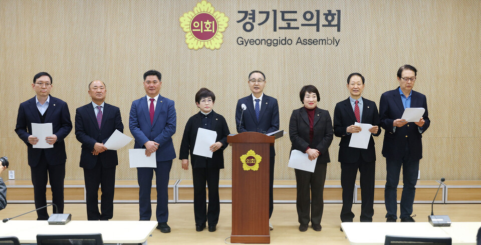경기도의회 용인지역 이영희, 김영민, 정하용, 지미연, 김선희, 강웅철, 이성호, 윤재영 도의원은 5일 기자회견을 열고 ‘용인 반도체 클러스터’의 ‘새만금 이전론’ 확산과 관련해 정부와 정치권을 향해 “흔들기 시도를 즉각 중단하고, 명확한 공식 입장을 표명하라”고 촉구했다. (사진제공=경기도의회)