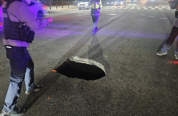 5일 오전 7시께 군포시 산본동 능안공원 사거리에서 가로 1.15m, 깊이 1m 규모의 땅꺼짐(싱크홀)이 발생했다. (사진제공=군포경찰서)