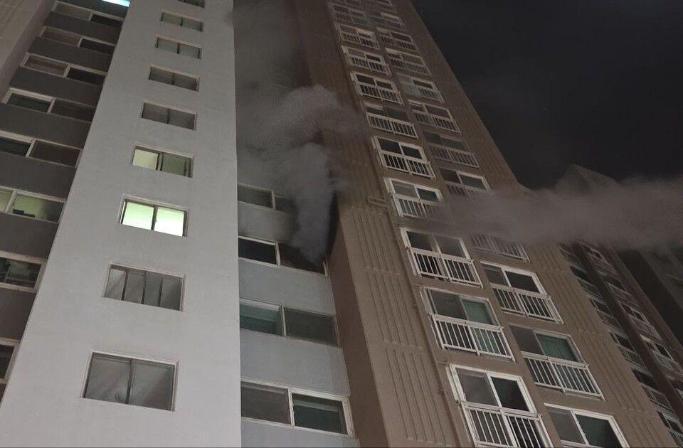6일 새벽 3시31분께 안양시 동안구 비산동의 한 아파트에서 불이 나 약 34분 만에 진화됐다. 인명피해는 발생하지 않았다. (사진제공=경기도소방재난본부)