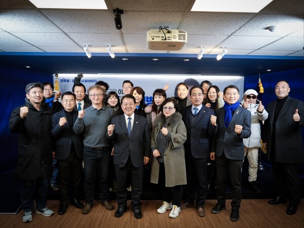 김병주 의원이 경기도지사 출마 선언 직후 민주당사 당원존을 찾아 즉문즉답 형식으로 당원·유튜버들과 파격 소통 행보를 시작했다. (사진제공=김병주 의원실)