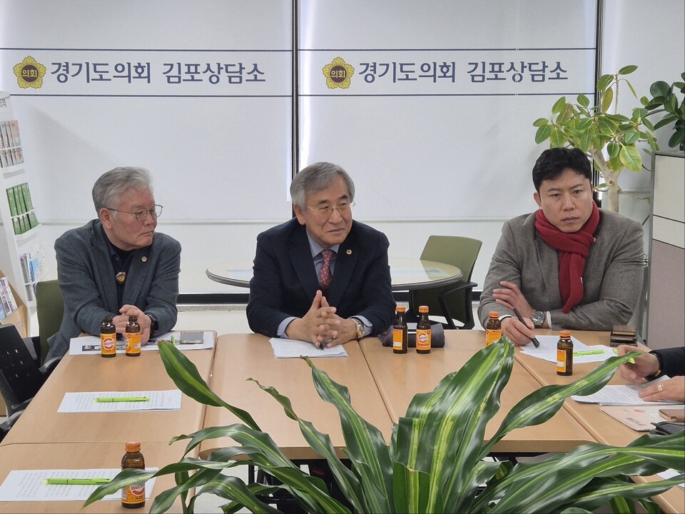 김시용·홍원길·오세풍 국민의힘 김포지역 도의원이 김포시 사우동 경기도의회지역 상담소에서 특조금과 관련해 기자회견을 열고 지역 국회의원들이 특조금 성과를 자신들의 활동성과로 포장하고 있다고 주장했다. (사진제공=국민의힘 김시용 도의원)