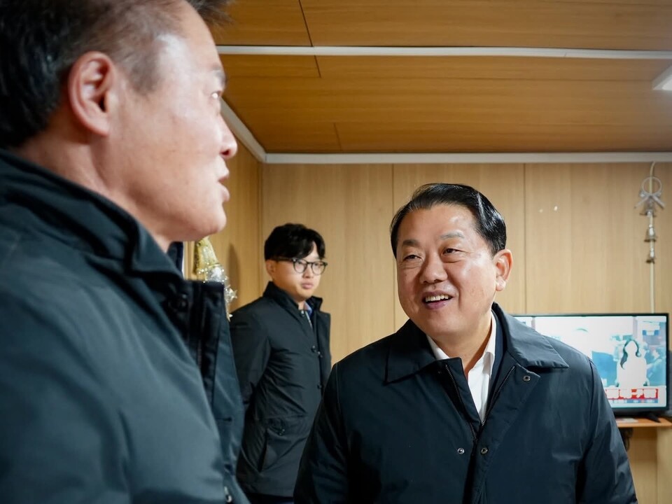 경기지사 출마를 선언한 김병주이 새벽 시간 버스 차고지를 찾아 노동 현장의 목소리를 전했다. 김 의원은 8일 오전 자신의 페이스북을 통해 남양주 별내 버스 차고지를 방문한 소회를 공개하며, 시민의 하루를 여는 보이지 않는 노동의 가치를 강조했다. (사진=김병주 의원 페이스북)