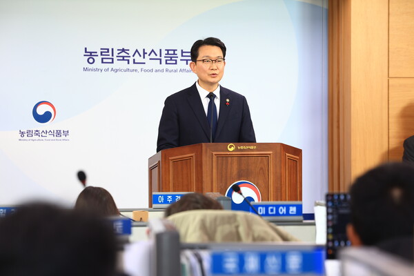 김종구 농식품부 차관이 8일 세종시 정부세종청사에서 농협중앙회와 농협재단에 대한 특별감사 중간결과를 발표하고 있다. (사진제공=농식품부)