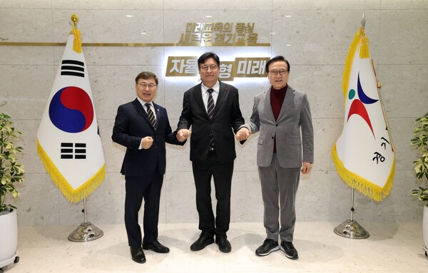 도성훈 인천광역시교육감은 8일 경기도교육청사에서 열린 ‘2026년 제1회 수도권교육감 간담회’에서 정근식 서울특별시교육감, 임태희 경기도교육감과 함께 학교 현장 지원을 강화하기 위한 공동 대응 방향을 논의했다. (사진제공=인천시교육청)