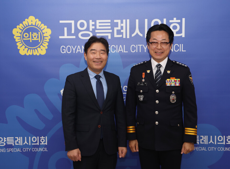 고양특례시의회 김운남 의장이 9일 강기택 일산서부경찰서장과 면담을 갖고 대화동 킨텍스 지원부지 인근 원형육교 주변 보행환경 개선 방안에 대해 의견을 나눴다. (사진제공=고양시의회)