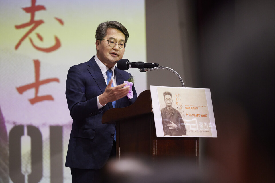 경기도가 광복 80주년을 맞아 국보급 가치를 지닌 안중근 의사의 유묵(遺墨) ‘장탄일성 선조일본(長歎一聲 先弔日本)’을 국내로 들여와 대중에 처음 공개했다. 사진은 개막식에 참석한 김동연 지사. (사진제공=경기도)