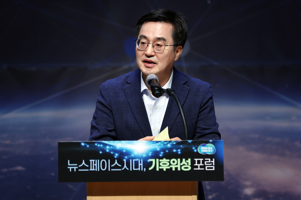 경기도는 지난 3년간 ▲경기 RE100 ▲3대 기후 프로젝트 ▲도민참여형 기후행동이라는 전략 축을 중심으로, 전국을 넘어 국제사회에서도 주목받는 기후정책 모델을 완성해 나가고 있다. 사진은 지난해 열린 ‘뉴스페이스시대, 기후위성 포럼’에 참석한 김동연 지사.&nbsp;(사진제공=경기도)