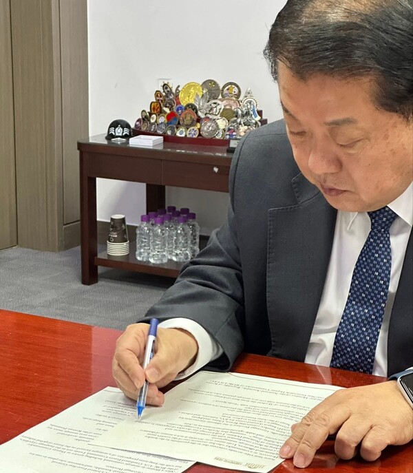 경기지사 출마를 선언한 김병주 더불어민주당 국회의원이 11일 오전 자신의 SNS를 통해 일론 머스크에게 보내는 공개서한을 공개하고, 경기 북부를 테슬라의 아시아 전략 거점으로 삼자고 제안했다. (사진=김병주 의원 페이스북)