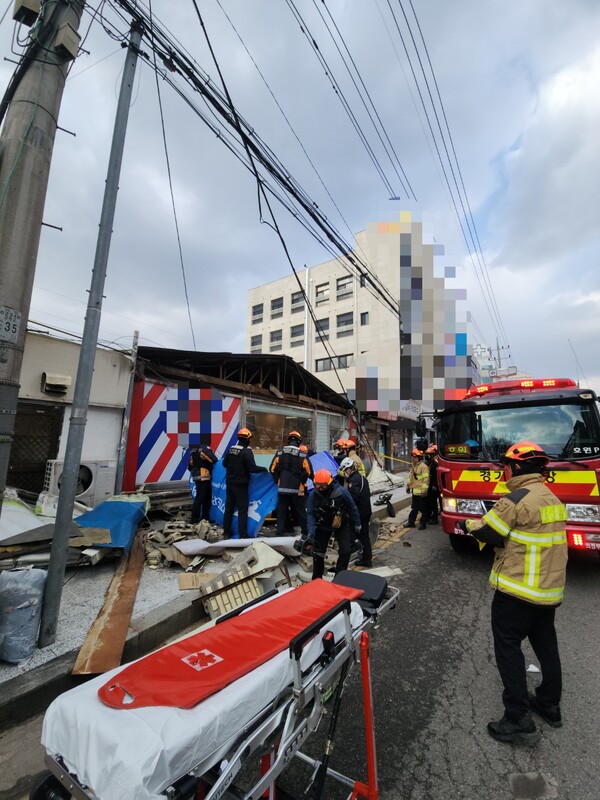 의정부시에서 강풍에 간판이 추락해 행인이 숨진 사건 관련, 경찰이 건물주와 업주 등에 대한 과실 여부를 조사하고 있다. (사진제공=의정부소방서)