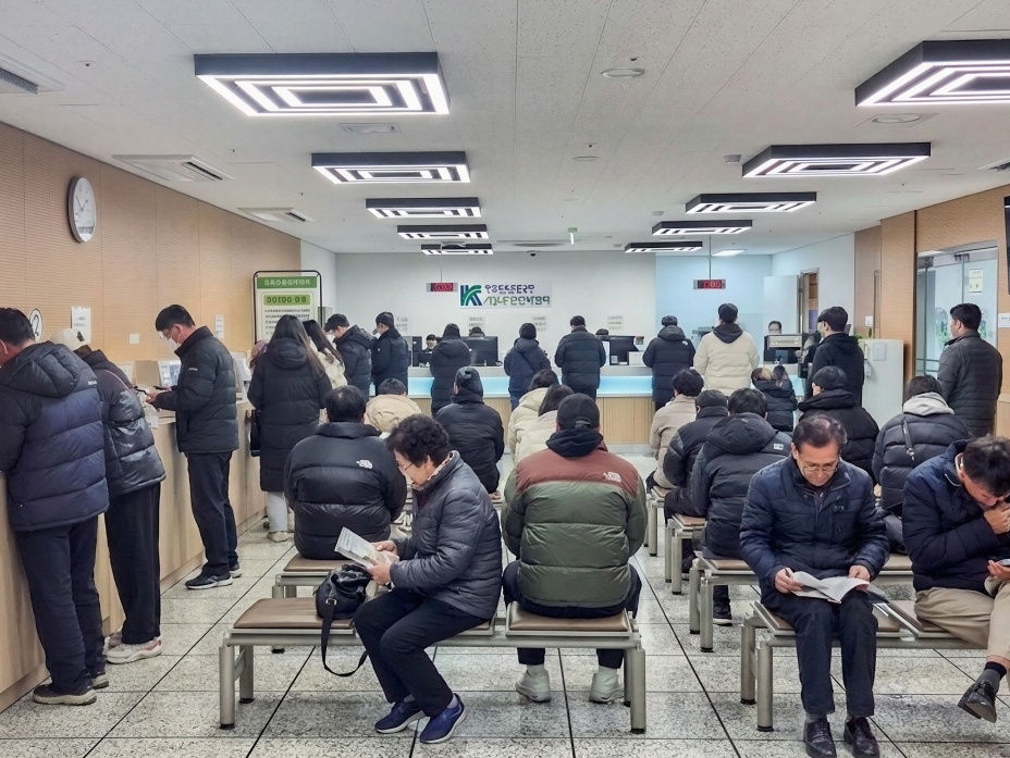 김포골드라인 운양역 인근 운양환승센터에 위치한 김포운전면허센터에서 시민들이 운전면허 갱신과 학과시험 접수를 위해 대기하고 있다. 김포운전면허센터는 운전면허 취득과 갱신을 한 공간에서 처리할 수 있는 도시형 거점 센터로, 개소 이후 이용자가 꾸준히 늘고 있다. (사진제공=김포시)