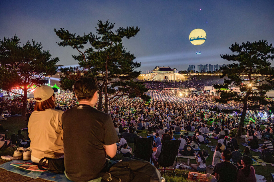 수원시민과 관광객들이 수원시 대규모 문화공연 중 하나인 수원화성헤리티지콘서트를 관람하고 있다. (사진제공=수원시)
