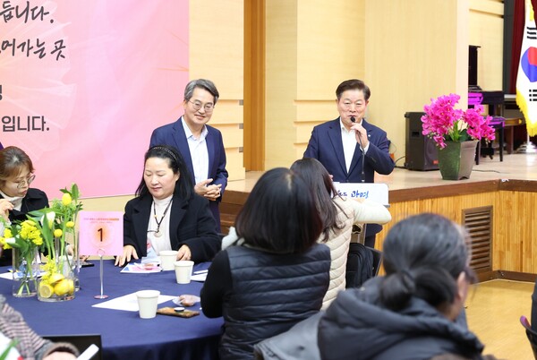 박승원 시장과 김동연 경기도지사가 13일 시청 대회의실에서 열린 '2026년 광명시 사회연대경제 사업설명회'에 참석해 인사말을 하고 있다. (사진제공=광명시)