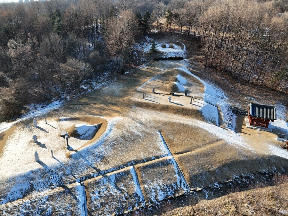 13일 오후 3시10분께 경기도 하남시 초이동에 위치한 박치 묘역 및 석물 전경이 한눈에 들어온다. 전날 내린 눈이 봉분과 묘역 곳곳에 그대로 남아 있다. (사진=이건구 기자)