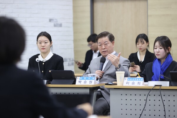 박승원 시장이 14일 시청 중회의실에서 열린 ‘청년정책 간담회’에 참석해 발언하고 있다. (사진제공=광명시)