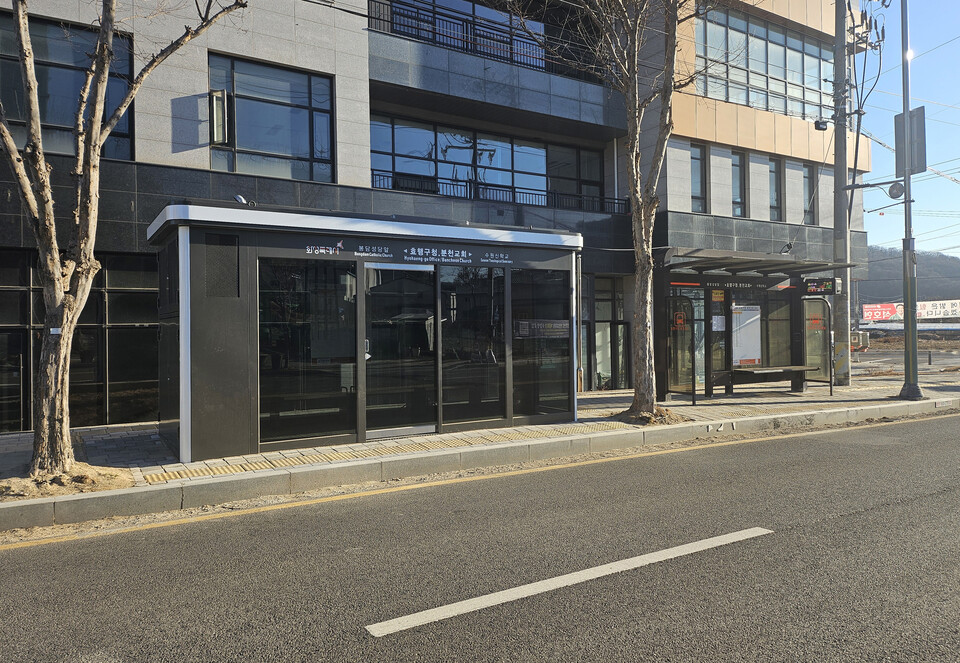화성특례시가 구청체계 출범에 따른 생활권 행정 강화를 위해 버스정류소 10곳에 스마트 쉘터를 추가 설치했다고 13일 밝혔다. 사진은 효행구청·분천교회 스마트쉘터. (사진제공=화성시)