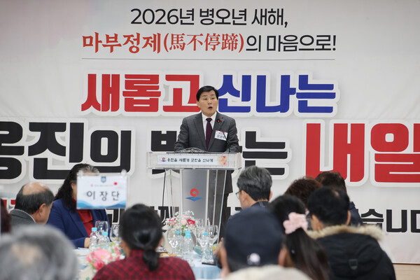 문경복 옹진군수가 2026년 병오년 새해를 맞아 덕적면을 찾아 주민들과 직접 소통하며 지역 현안을 청취하고 덕적면 도약을 위한 군정 행보에 나섰다. (사진제공=옹진군)