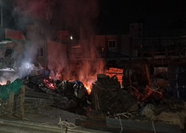 14일 오전 4시36분께 용인시 수지구 동천동의 한 신축공사장 쓰레기더미에서 불이 나 소방당국에 의해 32분 만에 진화됐다. 인명피해는 없는 것으로 확인됐다. (사진제공=경기도소방재난본부)