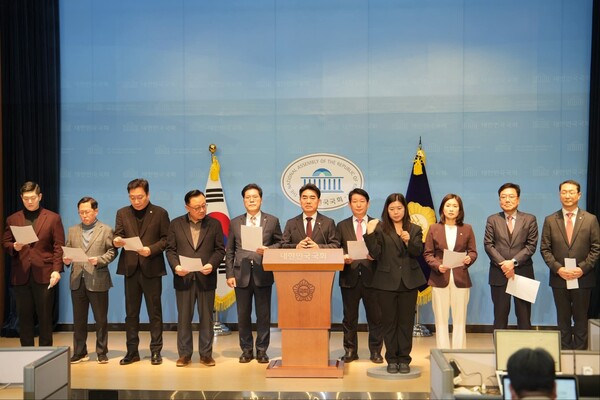 ‘대안과 미래’ 소속 의원들은 14일 오전 서울 여의도 국회 소통관에서 기자회견을 열고 윤리위원회의 한동훈 전 대표 제명 결정을 비판하며 지도부의 재검토를 촉구했다. (사진=권영진 의원 페이스북)