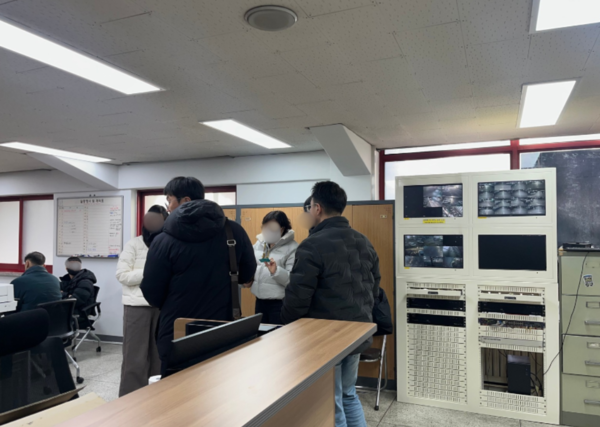 영하의 한파 속 화재로 보금자리를 잃은 정자동 아파트 피해 가구에 수원도시재단 주거복지센터가 긴급임시주거를 즉시 지원하며 주거 안전망을 가동했다. 사진은 피해가구 상담 모습 (사진제공=수원도시재단)