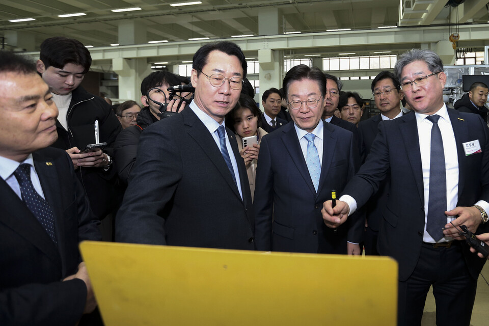 정명근 화성특례시장과 이재명 당시 더불어민주당 당대표에게 화성시 정책을 설명하고 있다. (사진제공=화성시)
