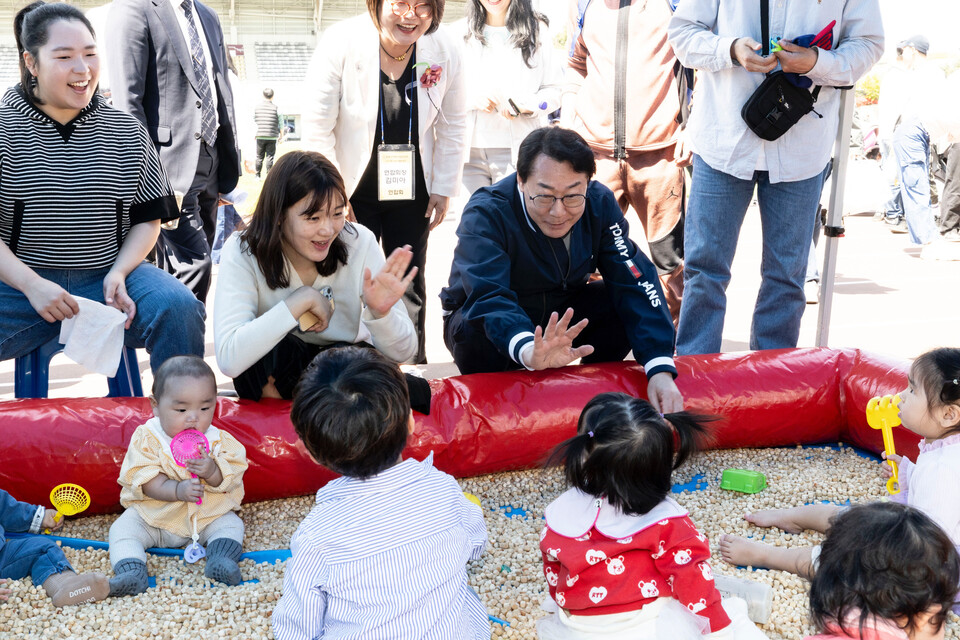 정명근 화성특례시장이 영유아들에게 인사를 하고 있다. (사진제공=화성시)