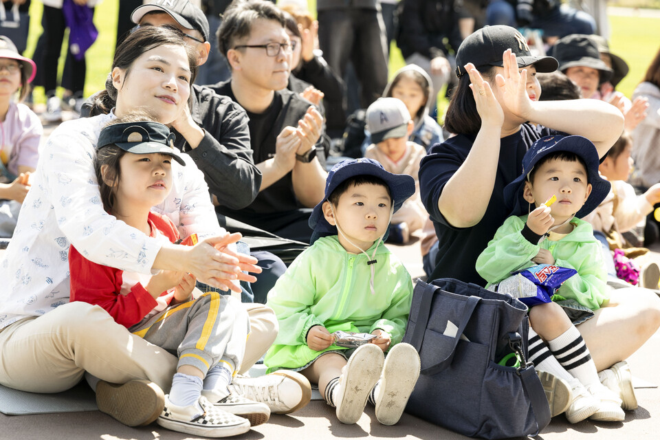 화성특례시 어린이날 영유아가족 어울림축제에서 아동들과 학부모들이 행사를 관람하고 있다. (사진제공=화성시)