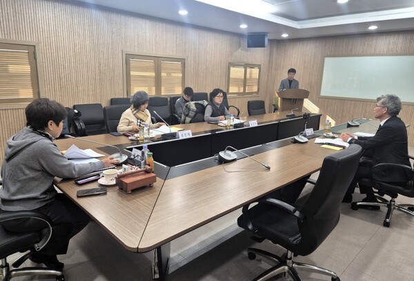 인천 동구의회가 지난 14일 의회 세미나실에서 의원연구단체 운영심사위원회를 열고 ‘동구 해양환경 개선 연구회’ 등록 승인안건을 심의했다. (사진제공=동구의회)