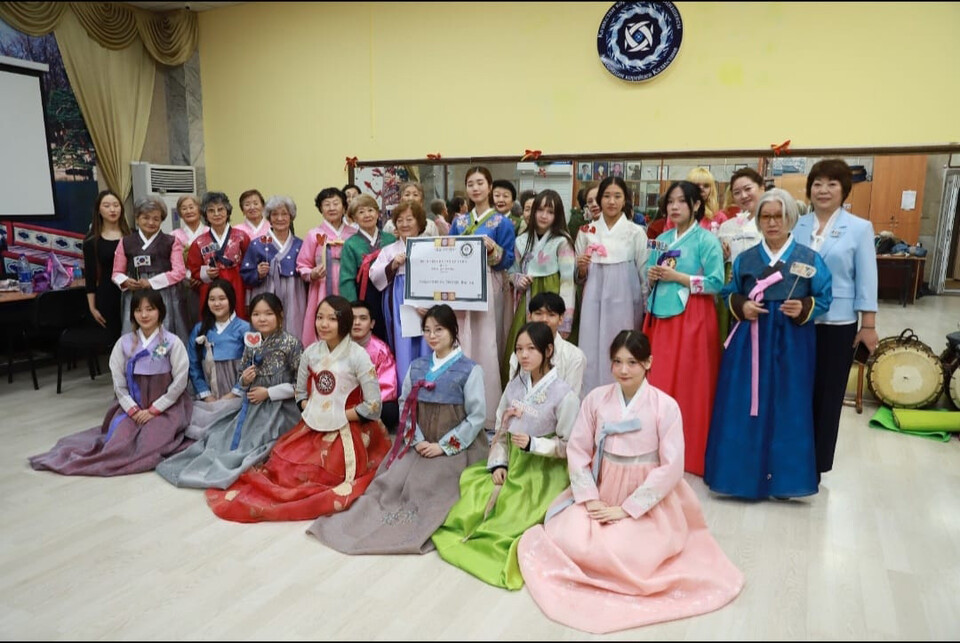 평택시가 지난 12월 시를 통해 한복을 선물 받은 카자흐스탄 고려인들이 감사 메시지를 전달해왔다고 15일 밝혔다. (사진제공=평택시)
