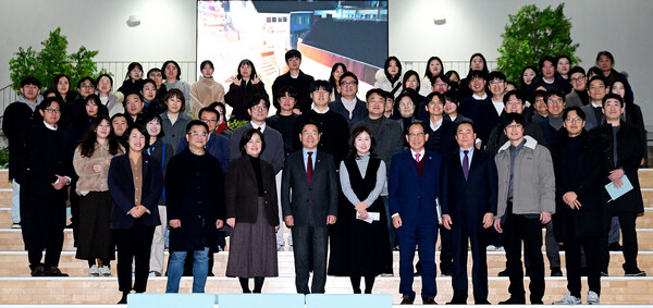 유정복 시장이 15일 중구 상상플랫폼에서 열린 '2026 주요업무보고회(인천관광공사, 인천문화재단)'를 마친 뒤 기념촬영을 하고 있다. (사진제공=인천시)