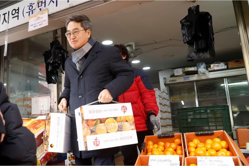 15일 오후 김동연 경기도지사가 경기도 지원으로 폭설 피해 복구가 진행 중인 의왕 도깨비시장을 방문해 현장을 살피고 과일을 구매하고 있다. (사진제공=경기도)